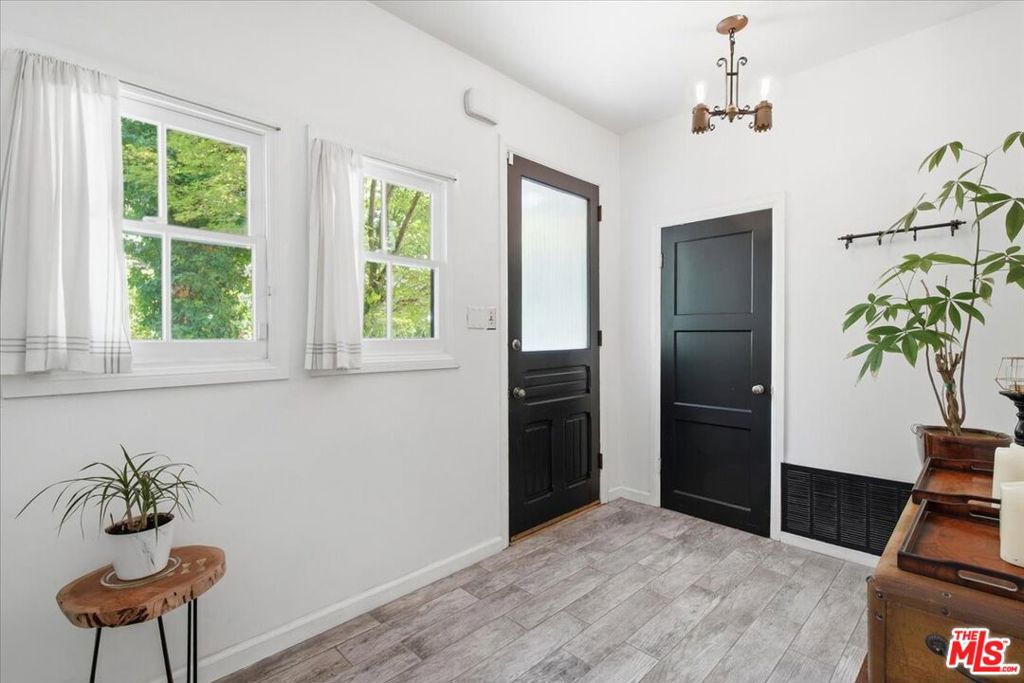 1551 N Beverly Glen Boulevard Property Photo 6