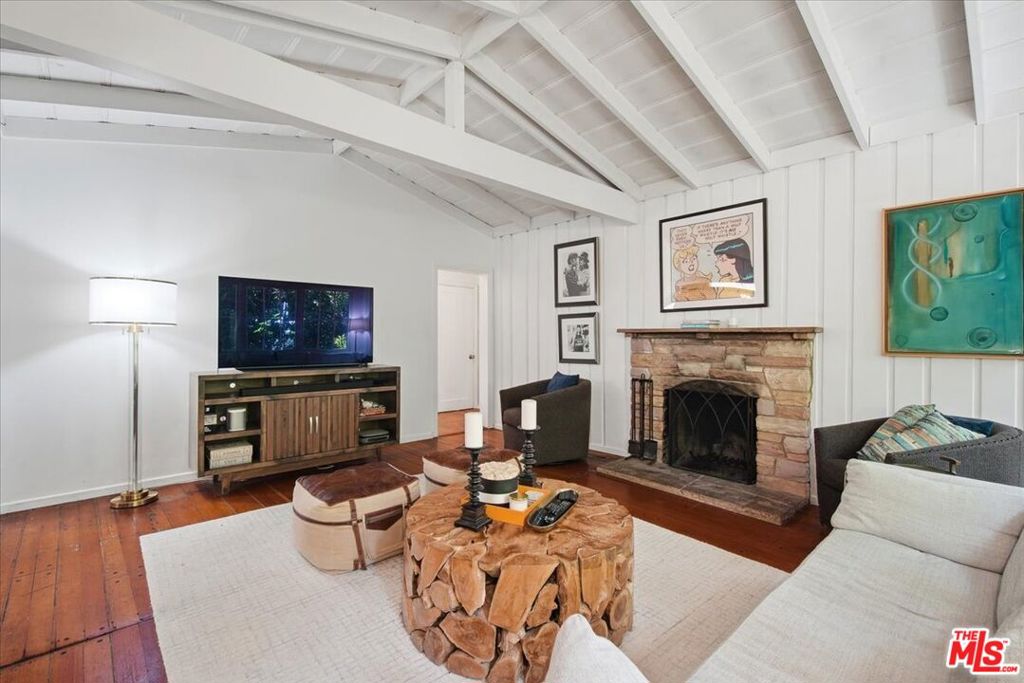1551 N Beverly Glen Boulevard Property Photo 10