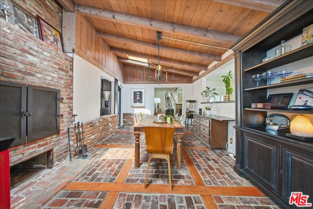 1551 N Beverly Glen Boulevard Property Photo 11