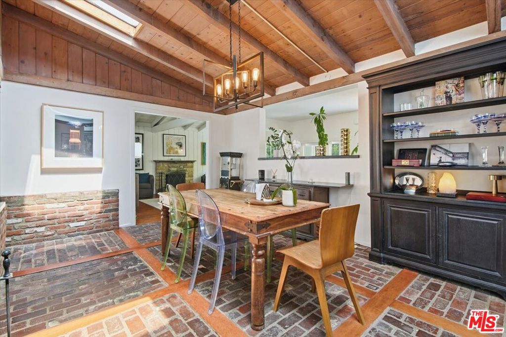 1551 N Beverly Glen Boulevard Property Photo 12