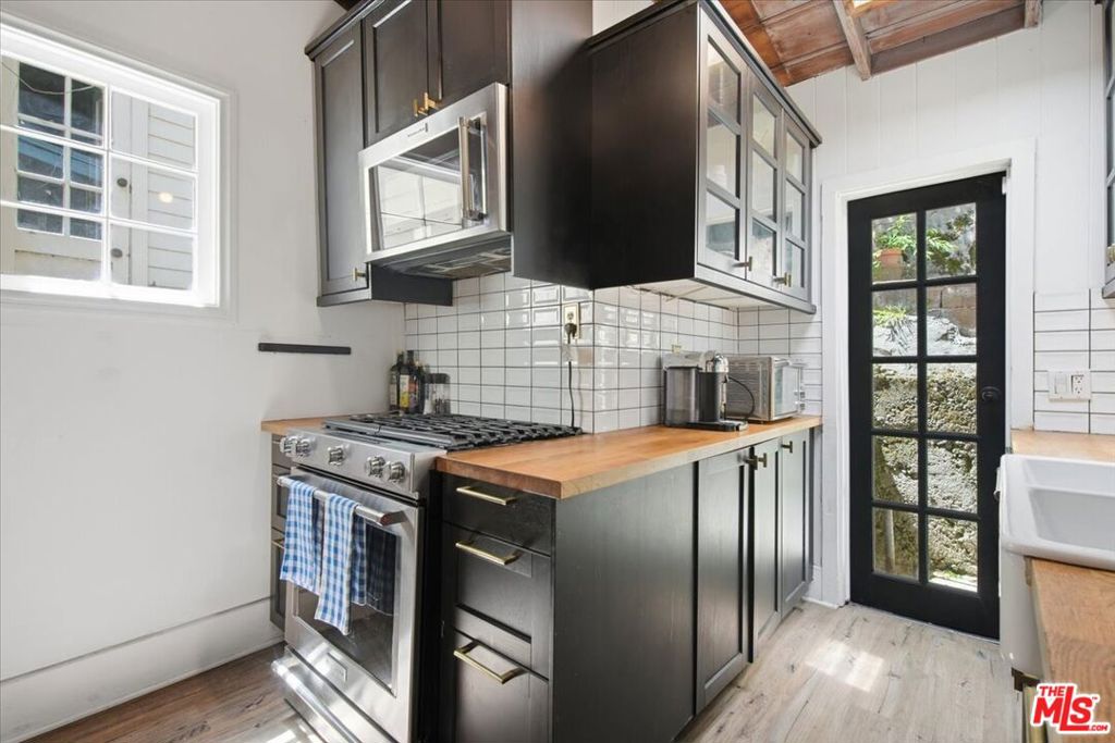 1551 N Beverly Glen Boulevard Property Photo 17