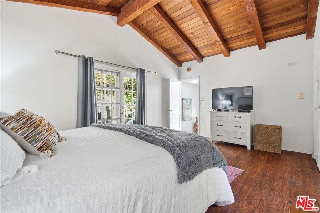 1551 N Beverly Glen Boulevard Property Photo 23