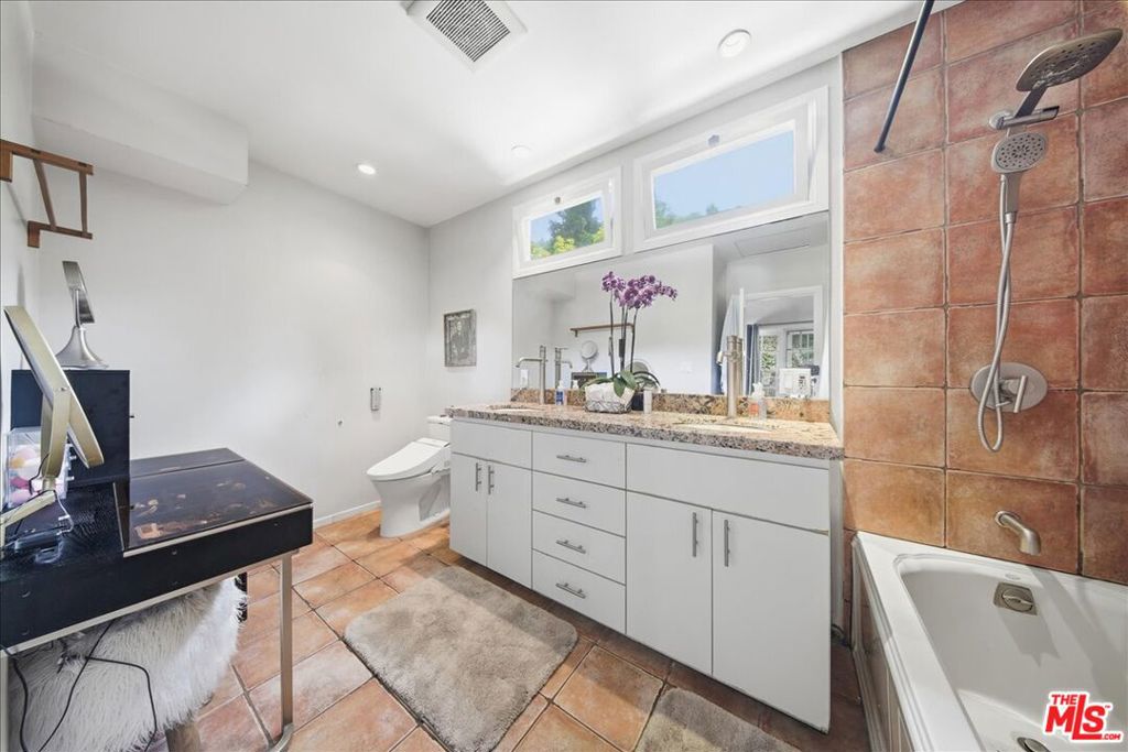 1551 N Beverly Glen Boulevard Property Photo 25