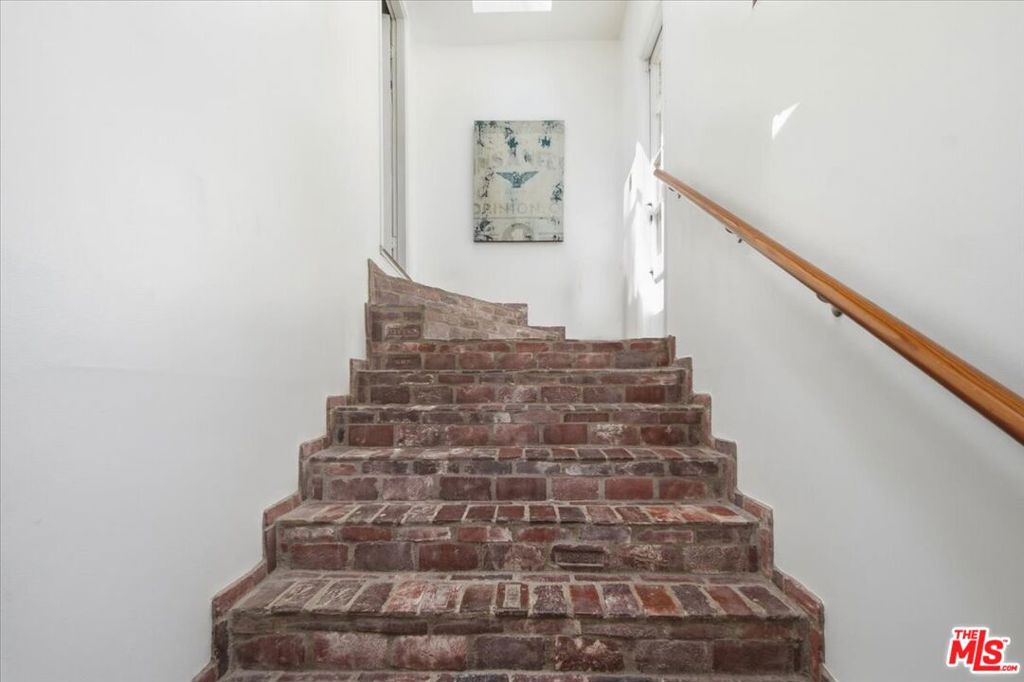 1551 N Beverly Glen Boulevard Property Photo 30