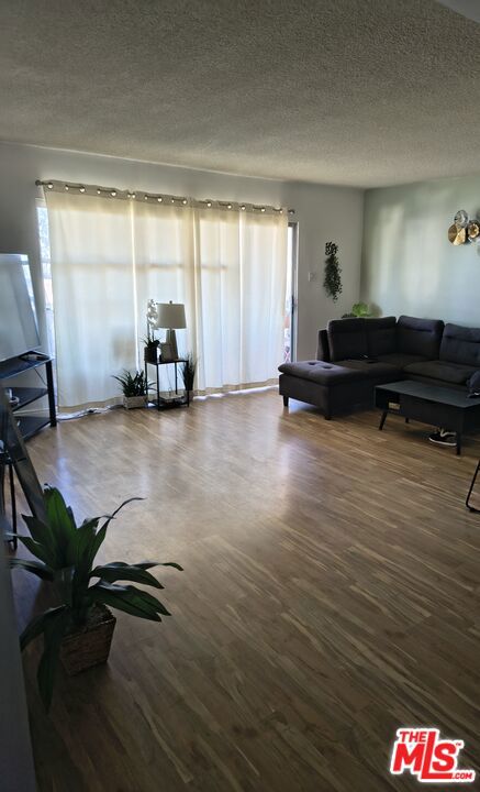 855 Victor Avenue 305 Property Photo 1