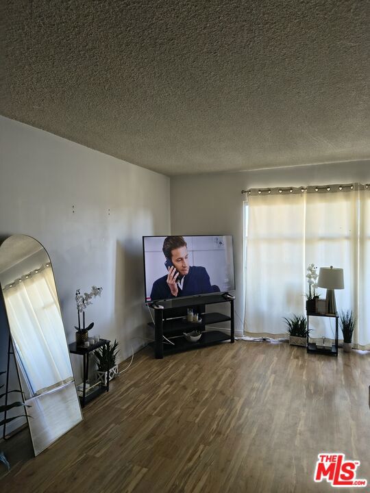 855 Victor Avenue 305 Property Photo 2