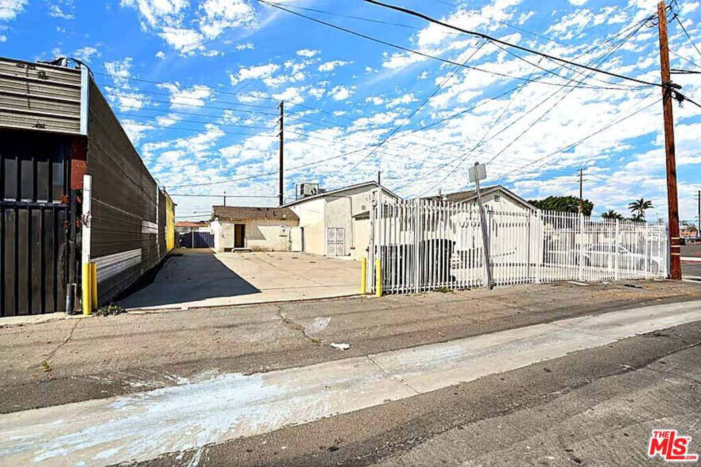 1108 E 84th Place Property Photo 17