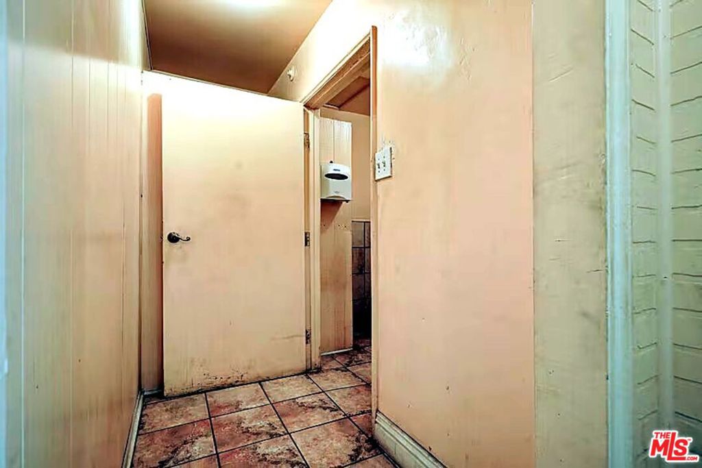 1108 E 84th Place Property Photo 25