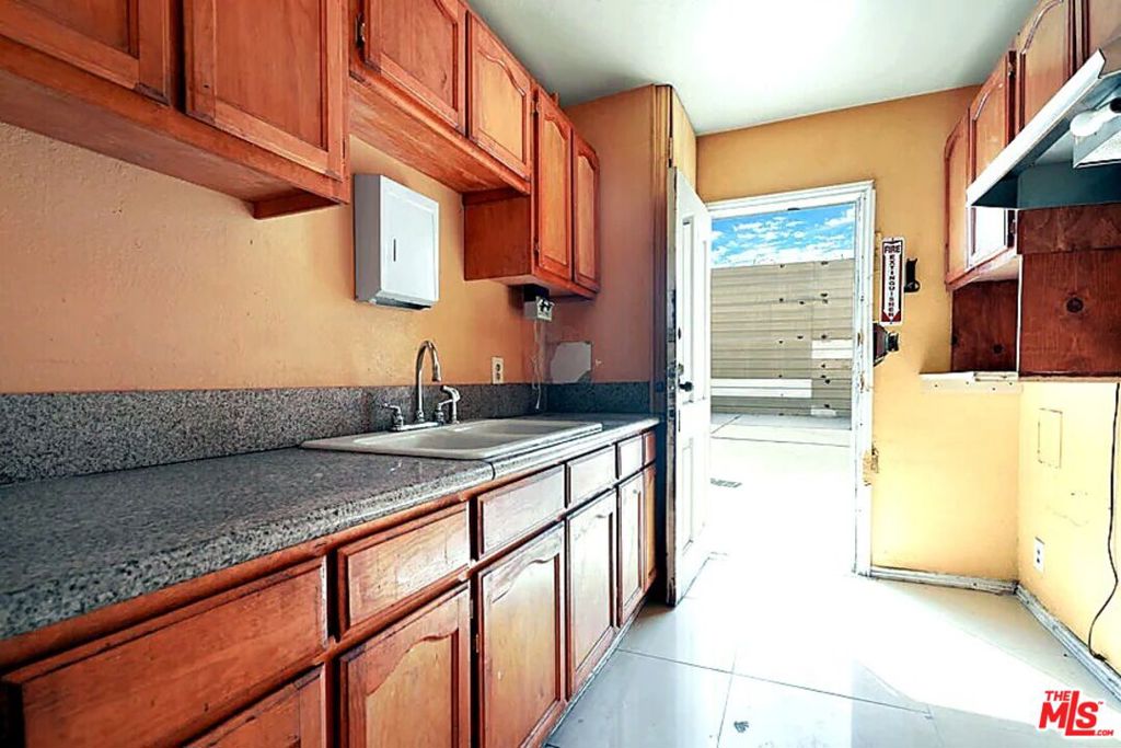 1108 E 84th Place Property Photo 47