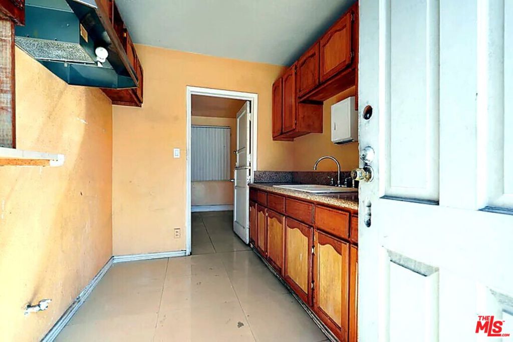 1108 E 84th Place Property Photo 48