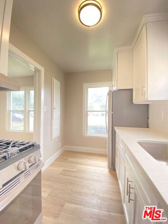 2620 S Barrington Avenue Property Photo 3