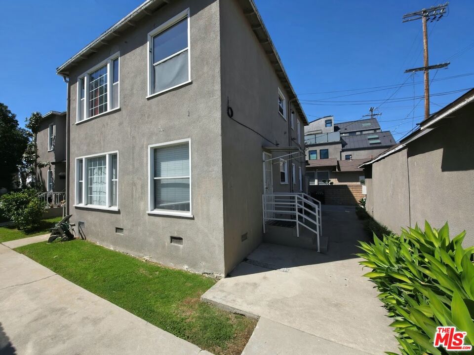 2620 S Barrington Avenue Property Photo 5