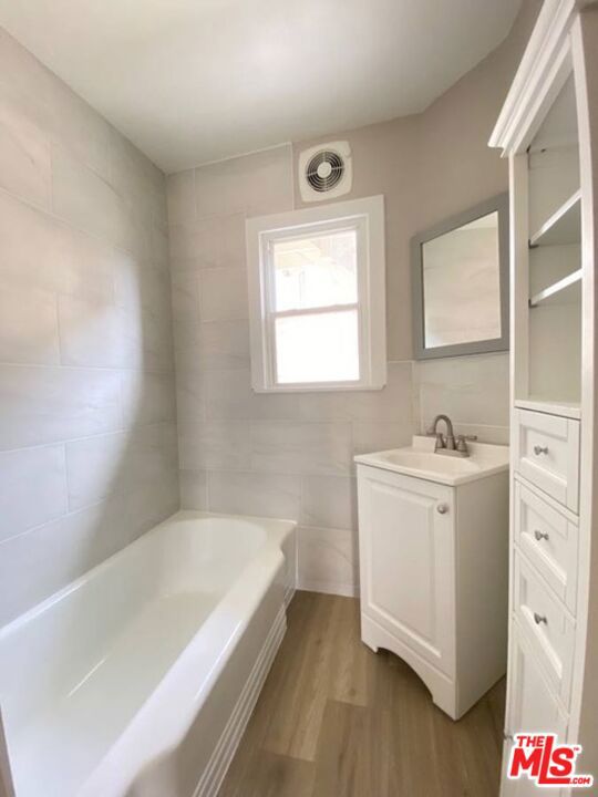 2620 S Barrington Avenue Property Photo 6