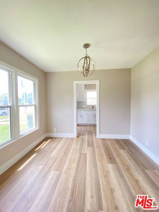 2620 S Barrington Avenue Property Photo 9