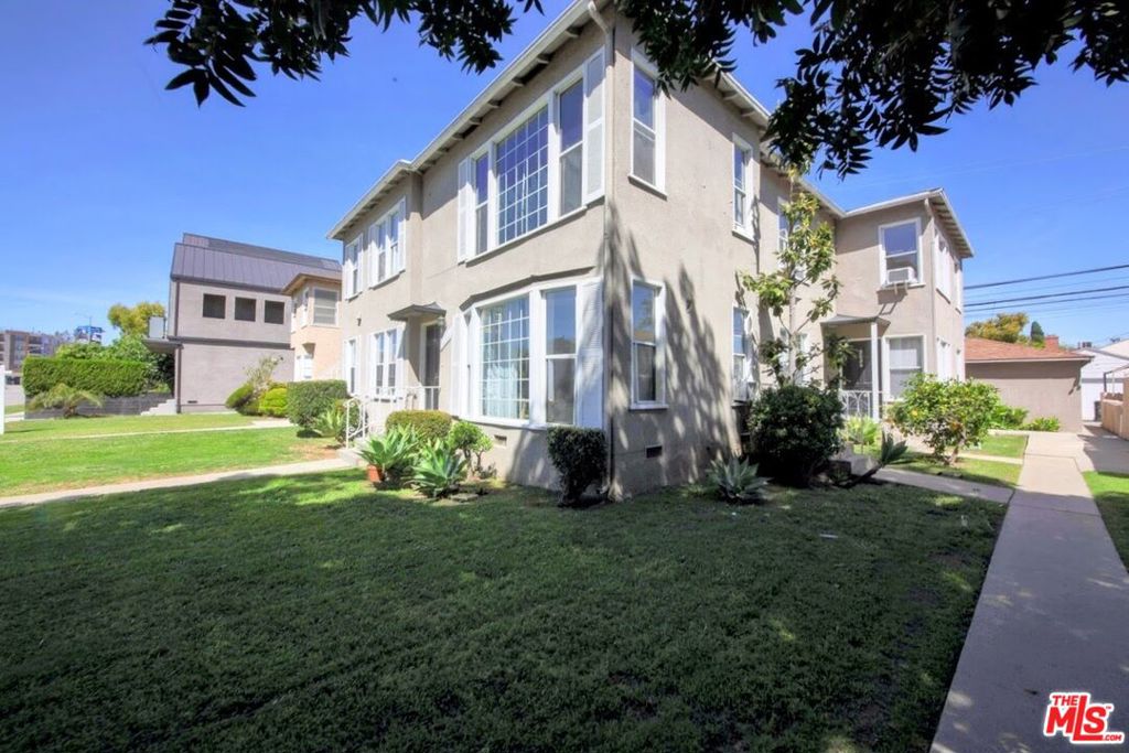 2620 S Barrington Avenue Property Photo 10