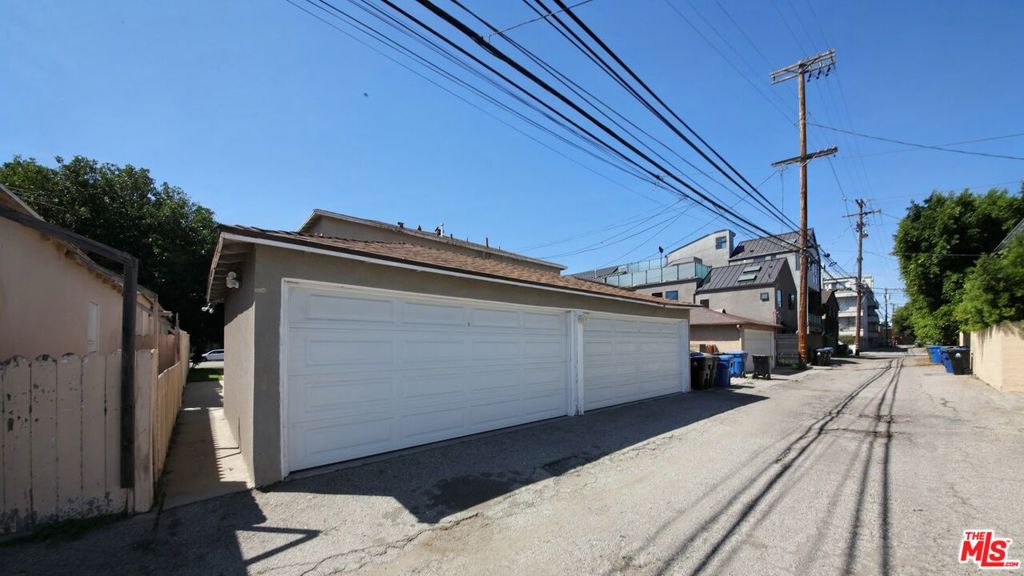 2620 S Barrington Avenue Property Photo 12
