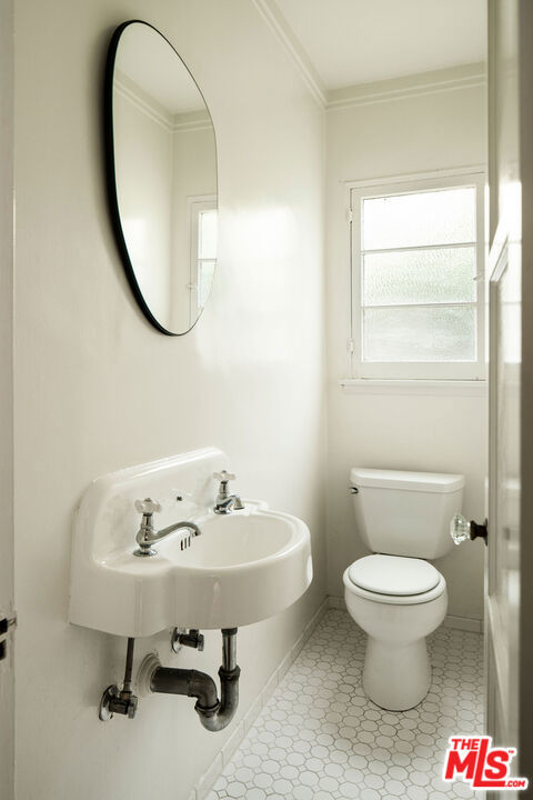 2320 N Beachwood Drive Property Photo 37
