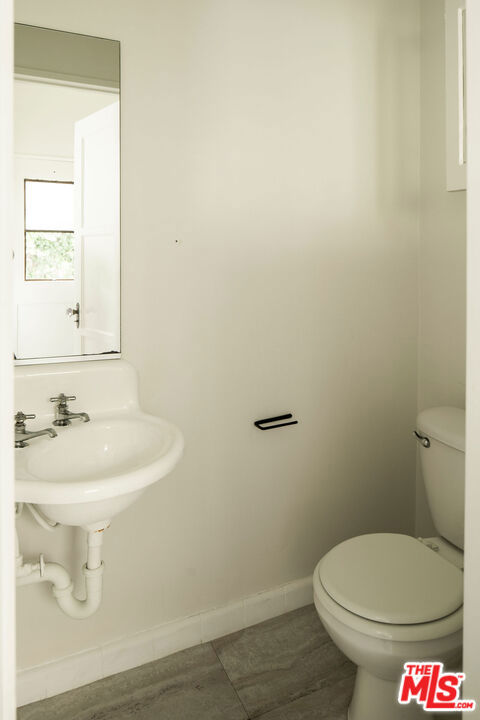 2320 N Beachwood Drive Property Photo 45
