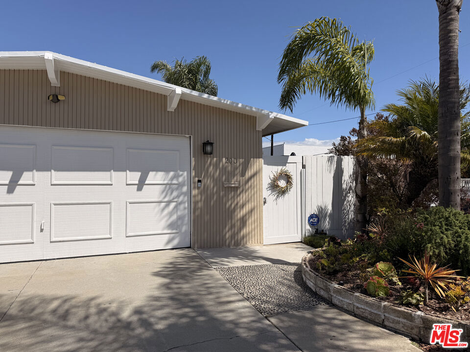 200 Larsson Street Property Photo 1