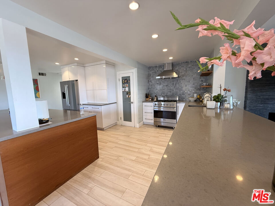 200 Larsson Street Property Photo 7