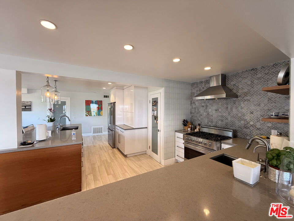 200 Larsson Street Property Photo 8