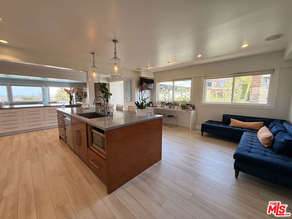 200 Larsson Street Property Photo 9