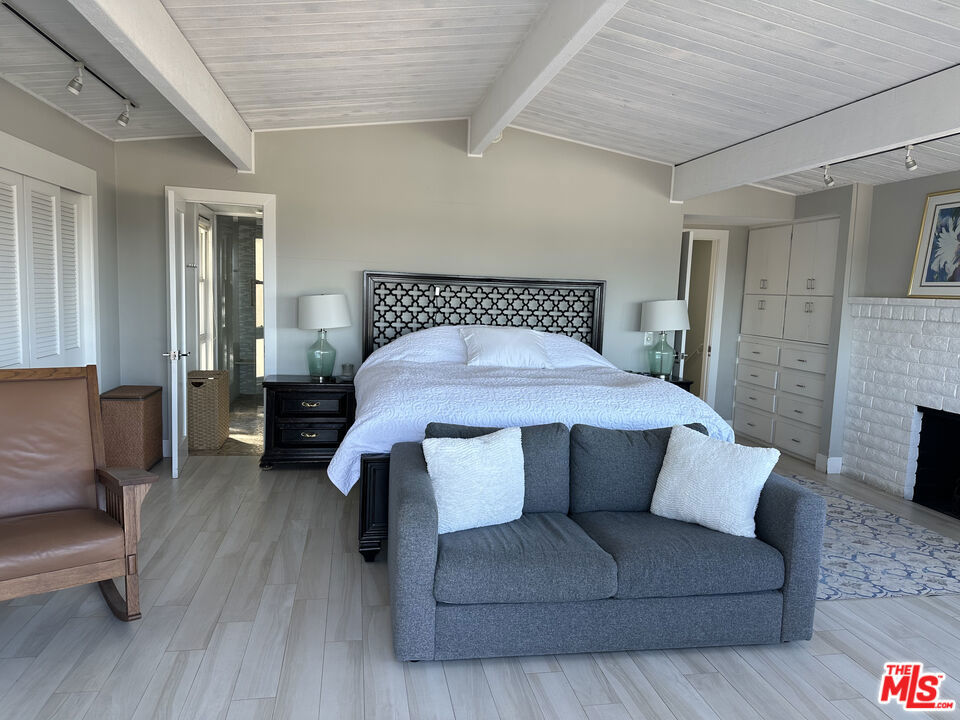 200 Larsson Street Property Photo 14