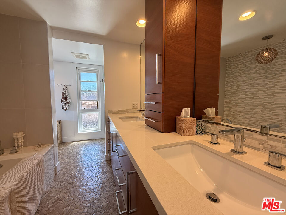 200 Larsson Street Property Photo 17