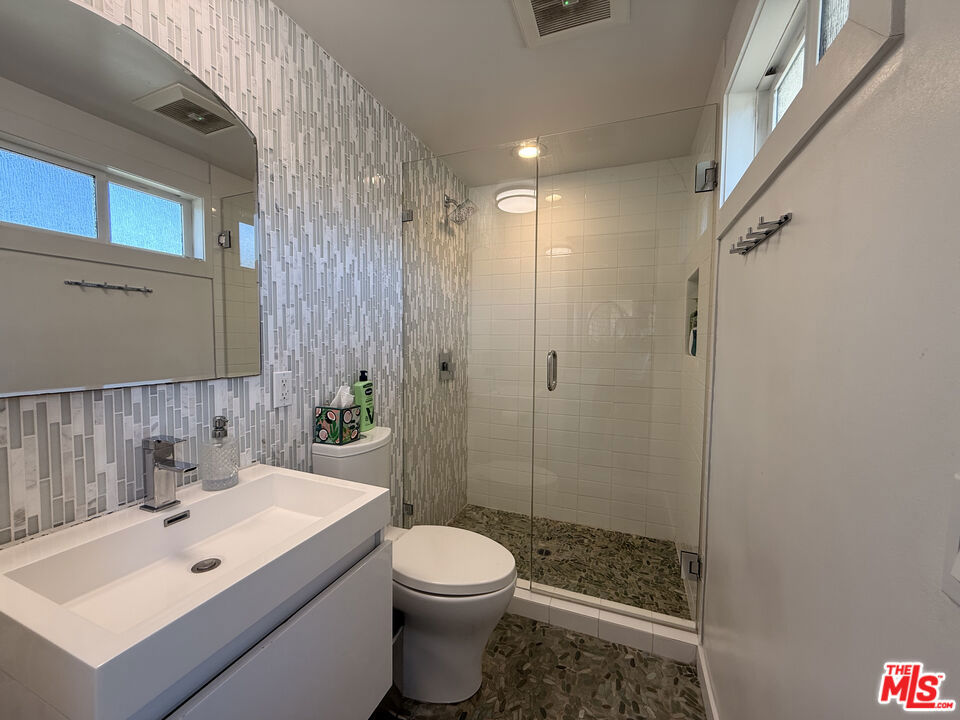 200 Larsson Street Property Photo 20