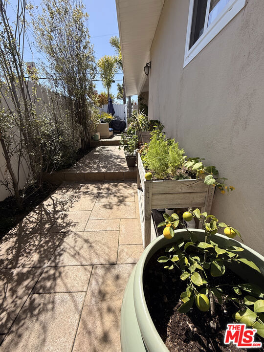 200 Larsson Street Property Photo 28