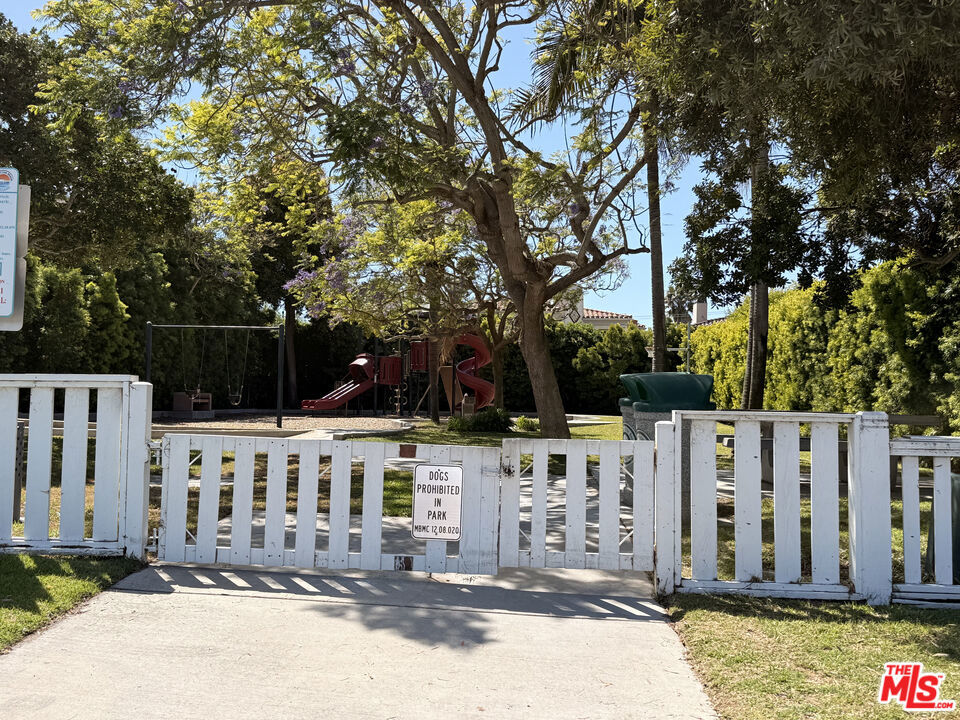 200 Larsson Street Property Photo 31