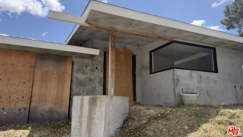 3200 Coldwater Canyon Avenue Property Photo 4