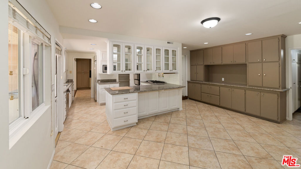 3102 Granville Avenue Property Photo 5