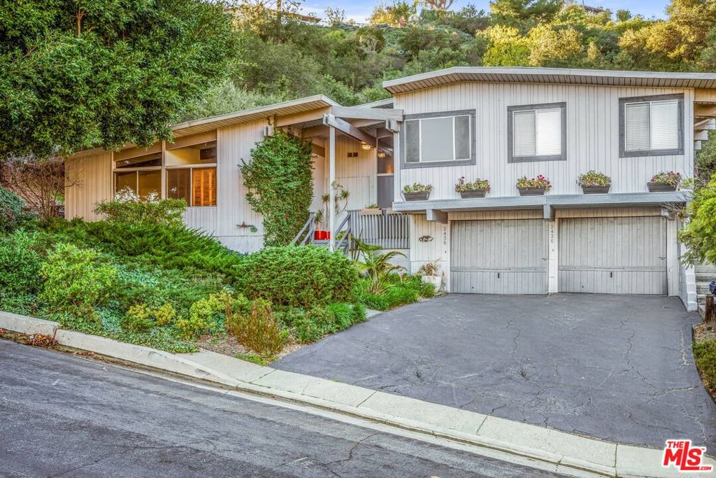 2436 Arbutus Drive Property Photo 2