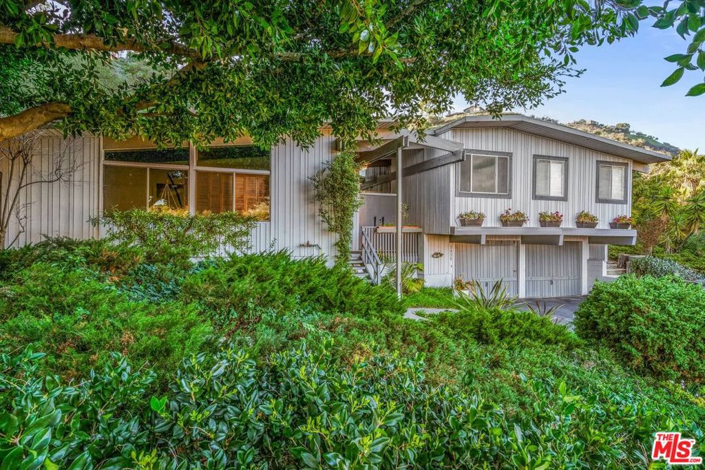 2436 Arbutus Drive Property Photo 3