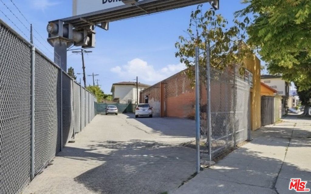 5413 W Washington Boulevard Property Photo 2