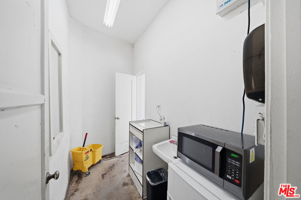 5413 W Washington Boulevard Property Photo 9