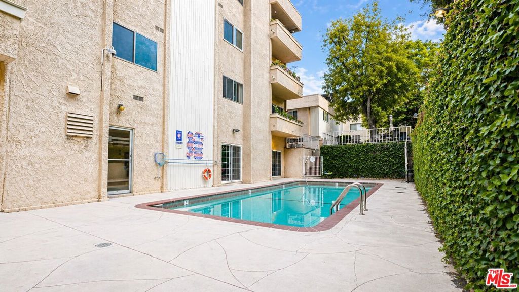 5139 Balboa Boulevard 12 Property Photo 1