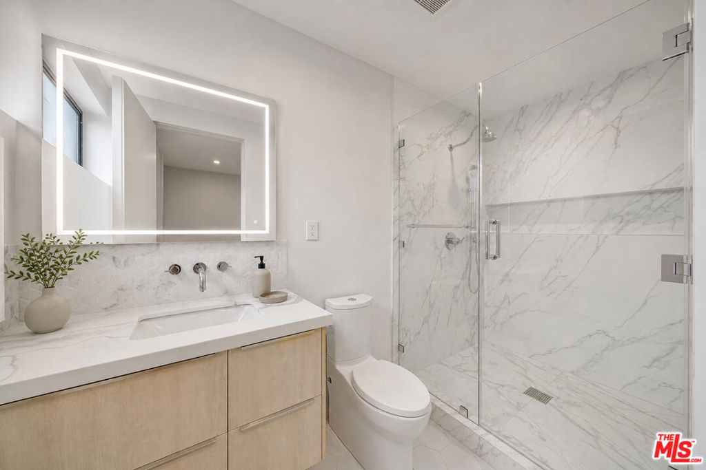 2412 Riverside Drive Property Photo 10