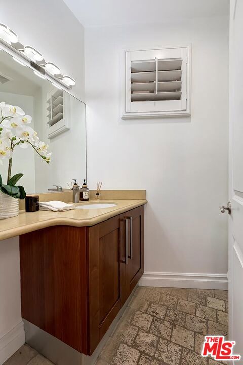 841 Westmount Drive 116 Property Photo 10