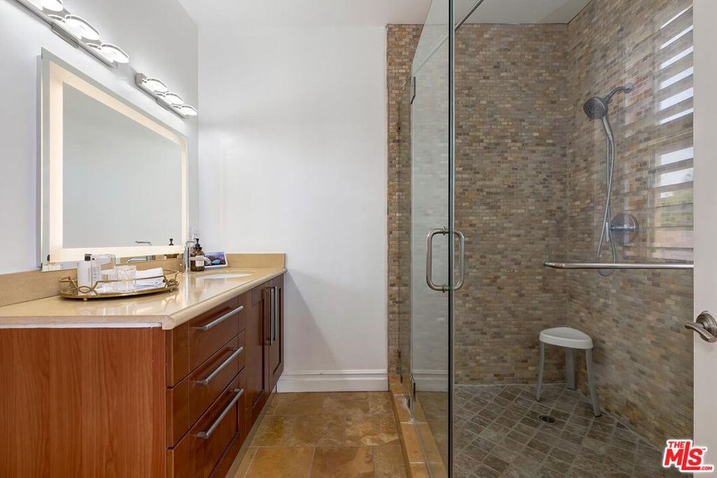 841 Westmount Drive 116 Property Photo 15