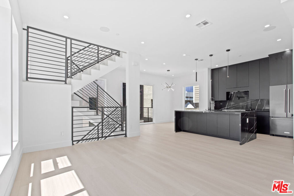 1815 Barry Avenue Property Photo 23