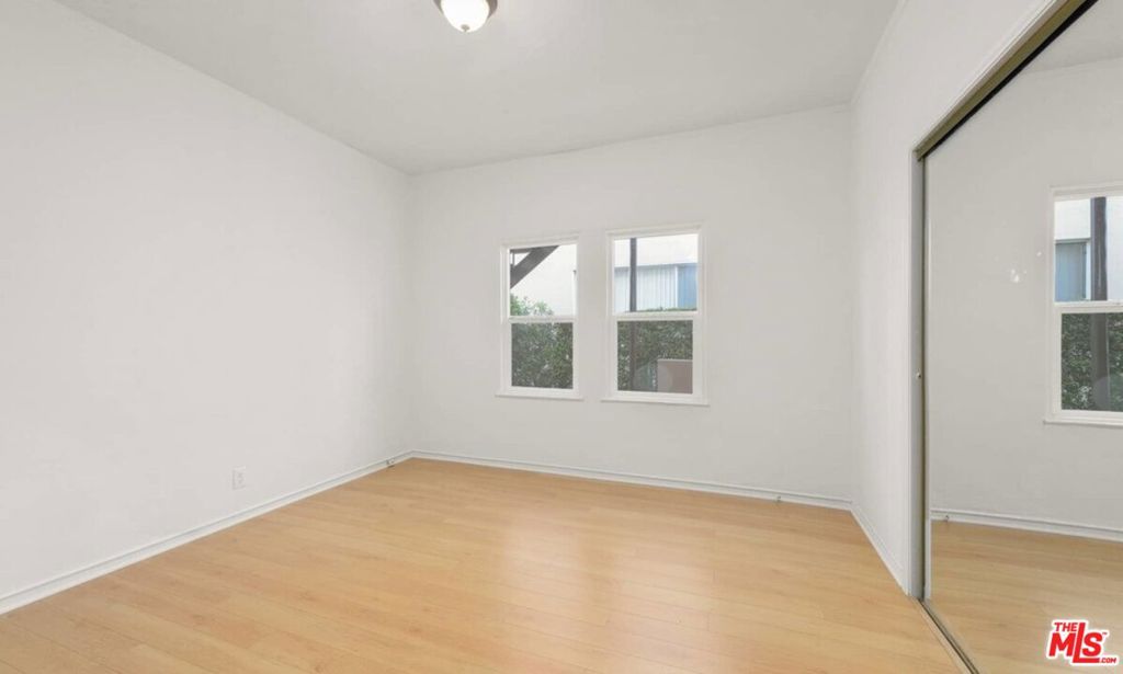 264 S Rexford Drive Property Photo 11