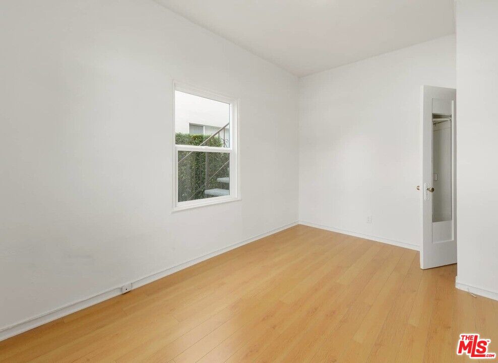 264 S Rexford Drive Property Photo 12