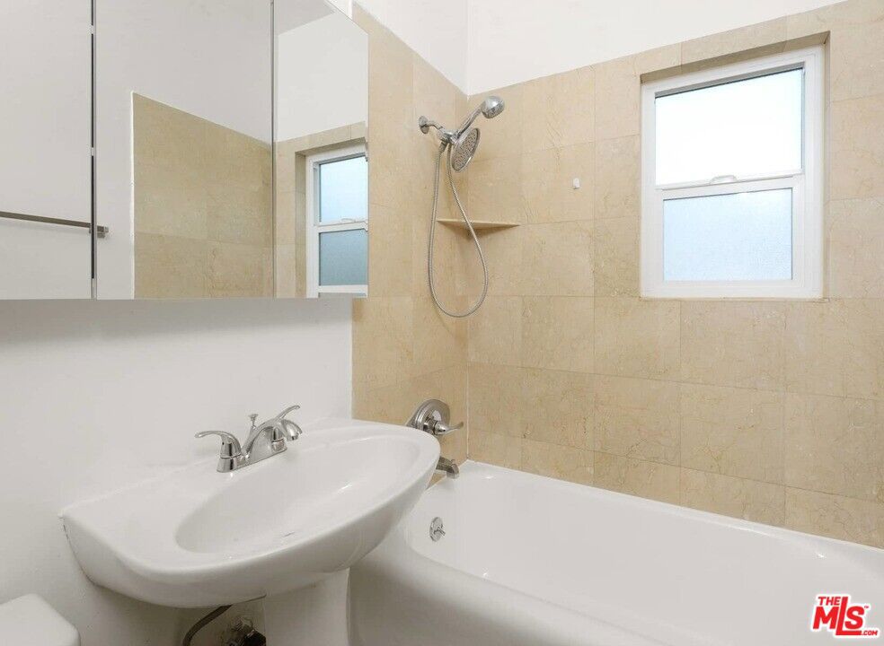 264 S Rexford Drive Property Photo 13