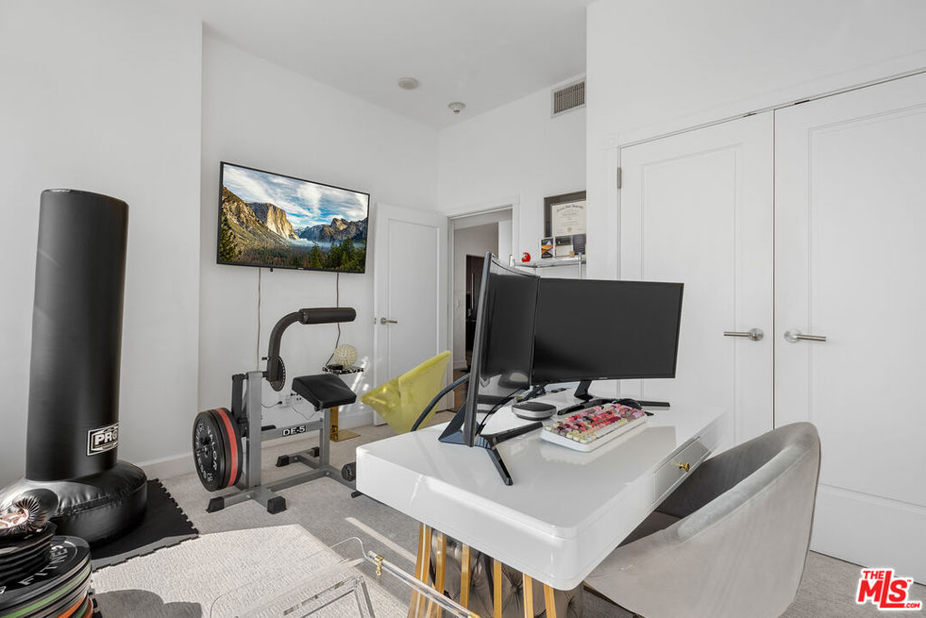900 W Olympic Boulevard 31i Property Photo 11