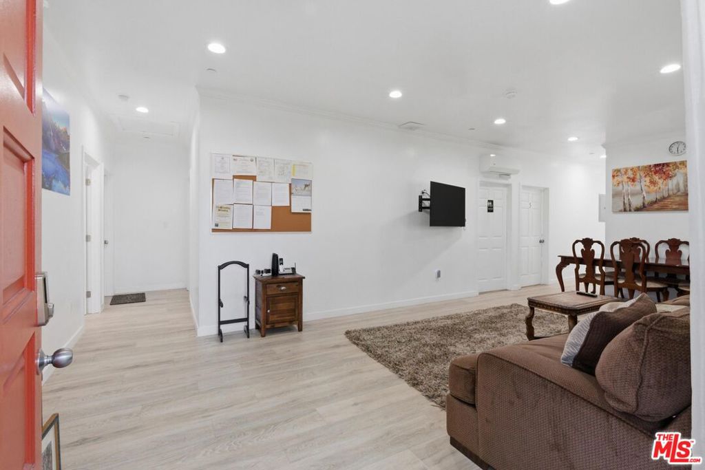 1801 W 43rd Street Property Photo 3