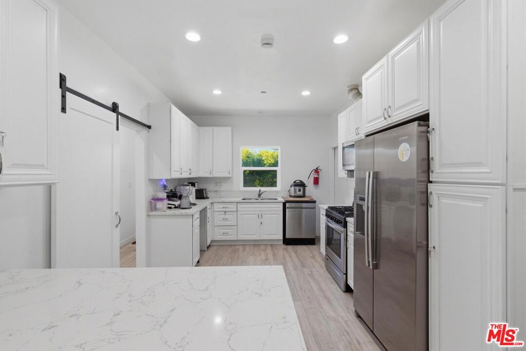 1801 W 43rd Street Property Photo 8