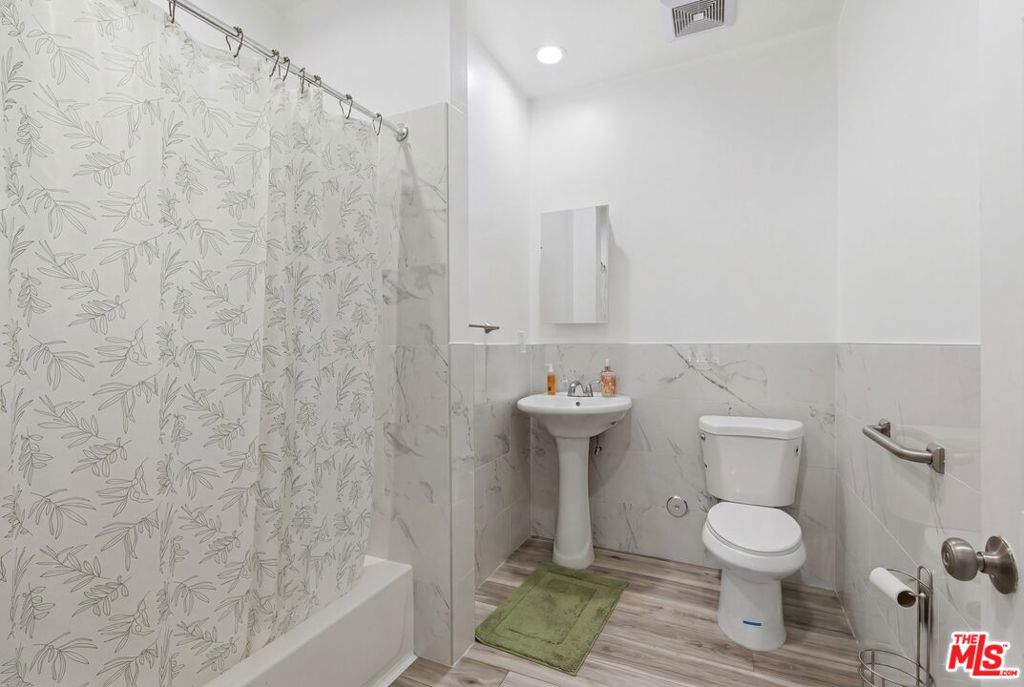 1801 W 43rd Street Property Photo 11