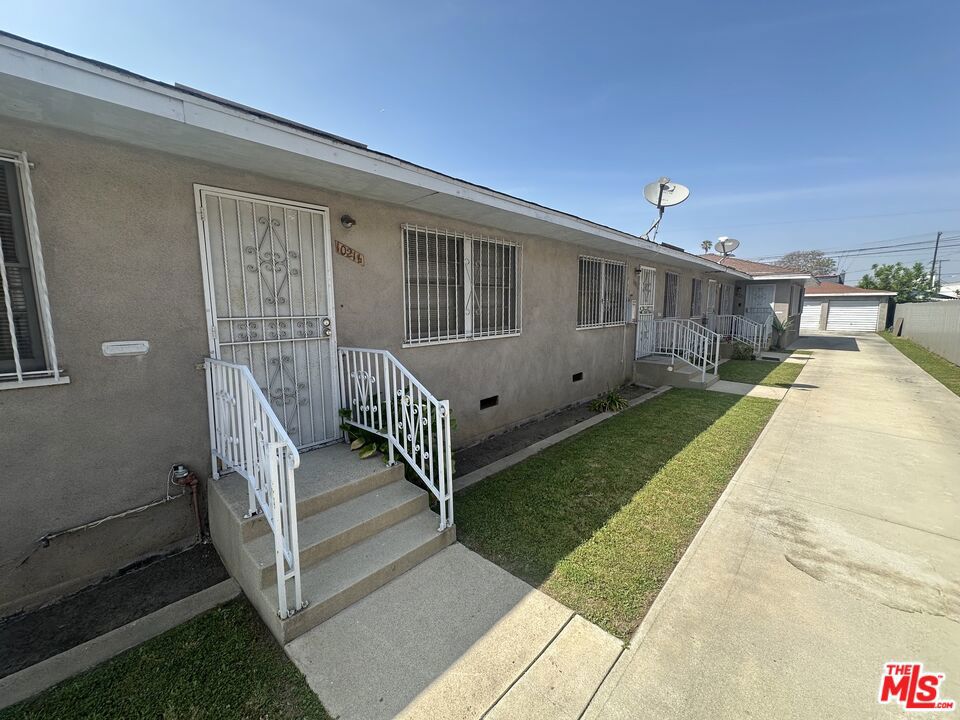 1021 1/2 W 90th Street Property Photo 1